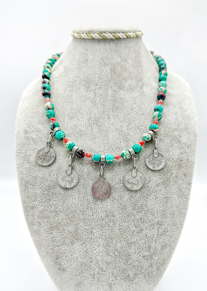 Collar de jaspes y monedas