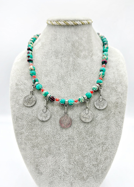 Collar de jaspes y monedas