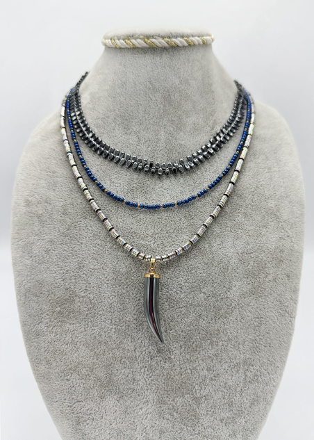 Collar con cuerno negro