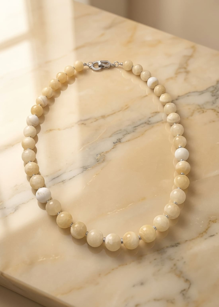 Collar Aurelia de cornalina amarilla natural con hematites plateados y cierre chapado en rodio, pieza única PRADIKA