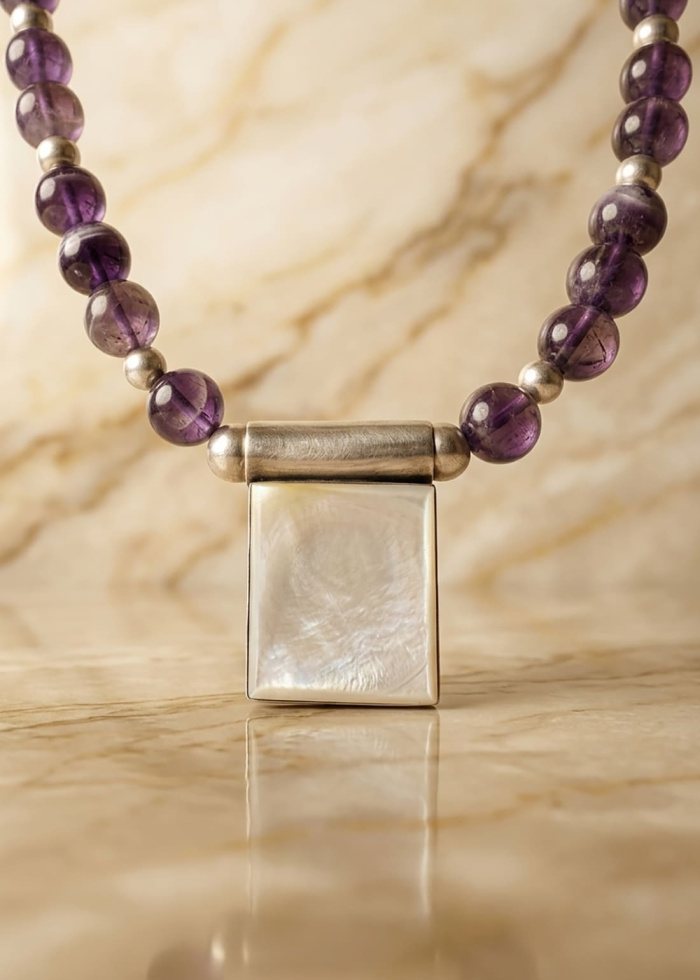 Colgante rectangular de nácar natural enmarcado en plata sobre collar de amatistas