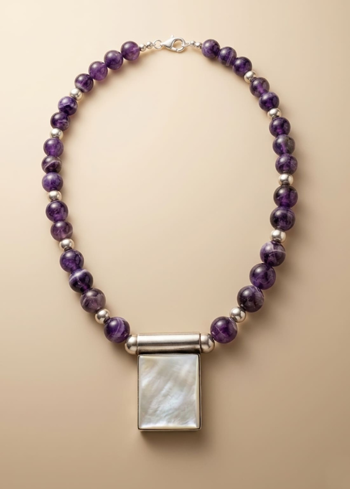 Colgante rectangular de nácar natural enmarcado en plata sobre collar de amatistas 2