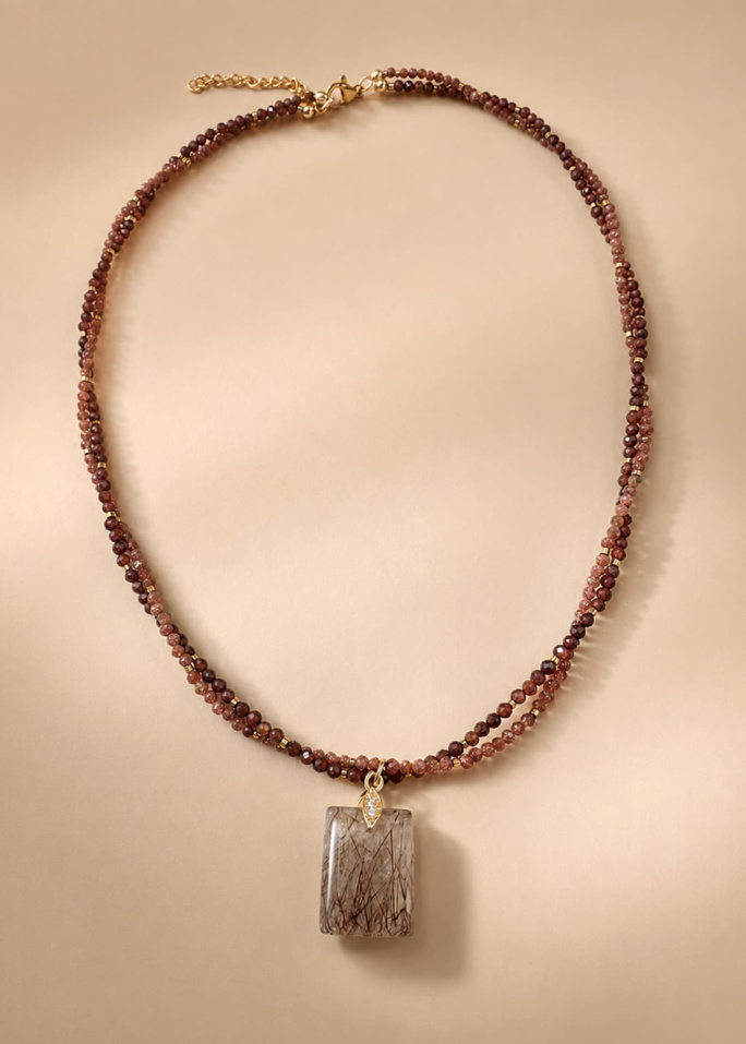 Collar Brumel de granates naturales con cuarzo rutilado baguette y hematites dorados de PRADIKA 2