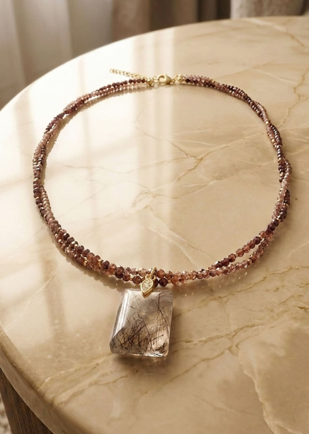 Collar Brumel de granates naturales con cuarzo rutilado baguette y hematites dorados de PRADIKA