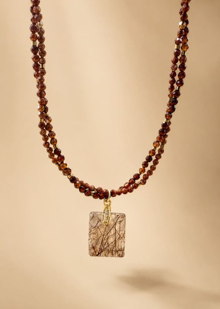 Detalle del colgante de cuarzo rutilado baguette con chapado en oro de 18 quilates del collar Brumel
