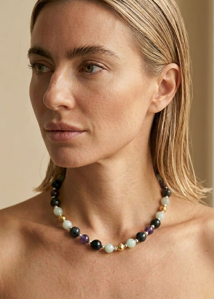 Collar Erys de ágata verde, amatistas, larvikita y hematites sobre modelo.