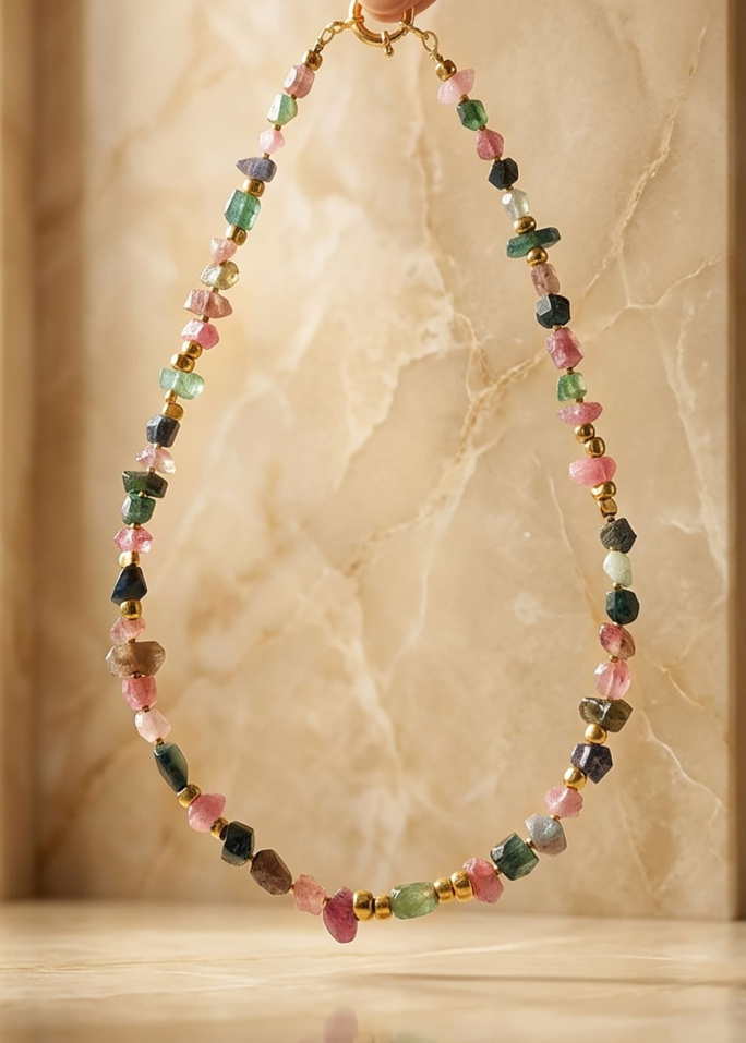 Collar Lys de turmalinas naturales verdes y rosas con detalles de hematites dorado.