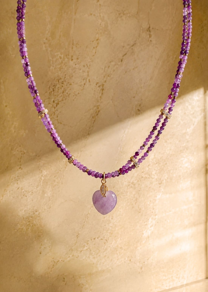 Colgante de kunzita tallado en forma de corazón con engarce chapado en oro y circonitas del Collar Amelie. 2