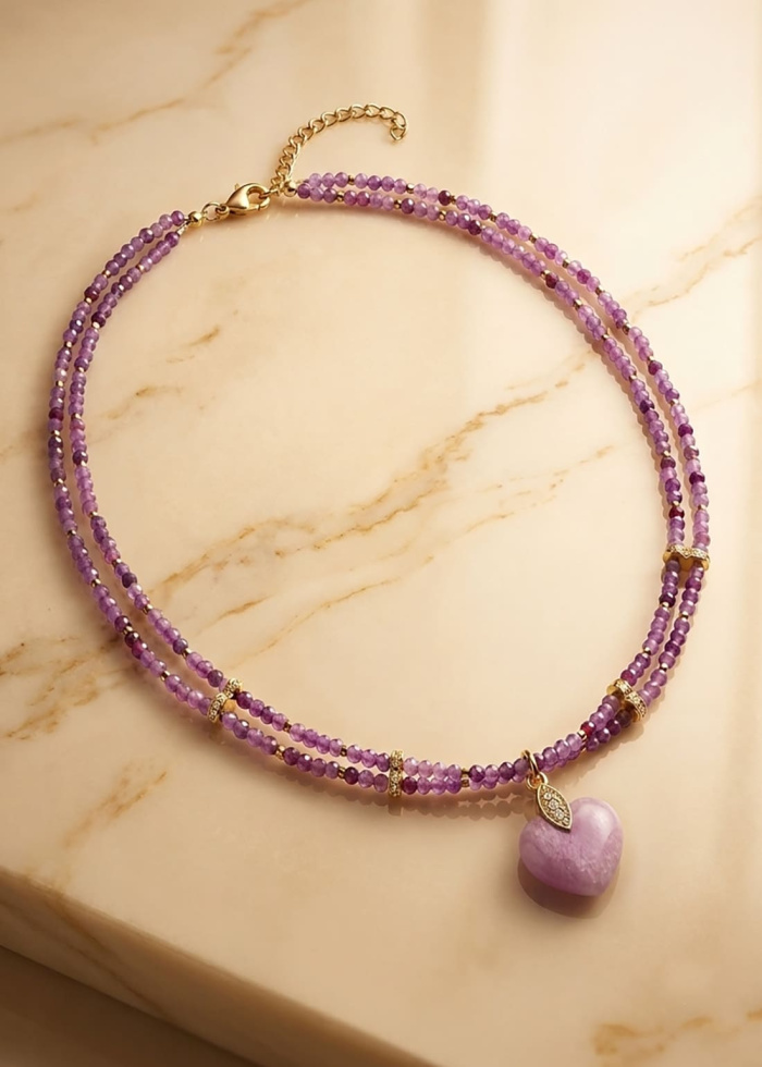 Colgante de kunzita tallado en forma de corazón con engarce chapado en oro y circonitas del Collar Amelie.